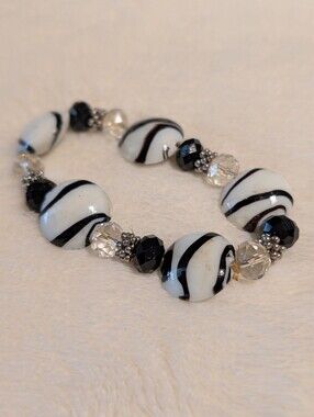 Handcrafted Black & White Beaded Stretch Bracelet.